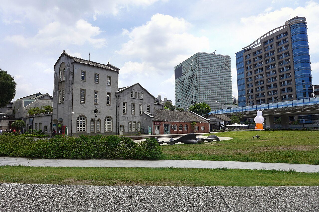 2015年的華山1914文化創意產業園區草地與舊酒廠建築