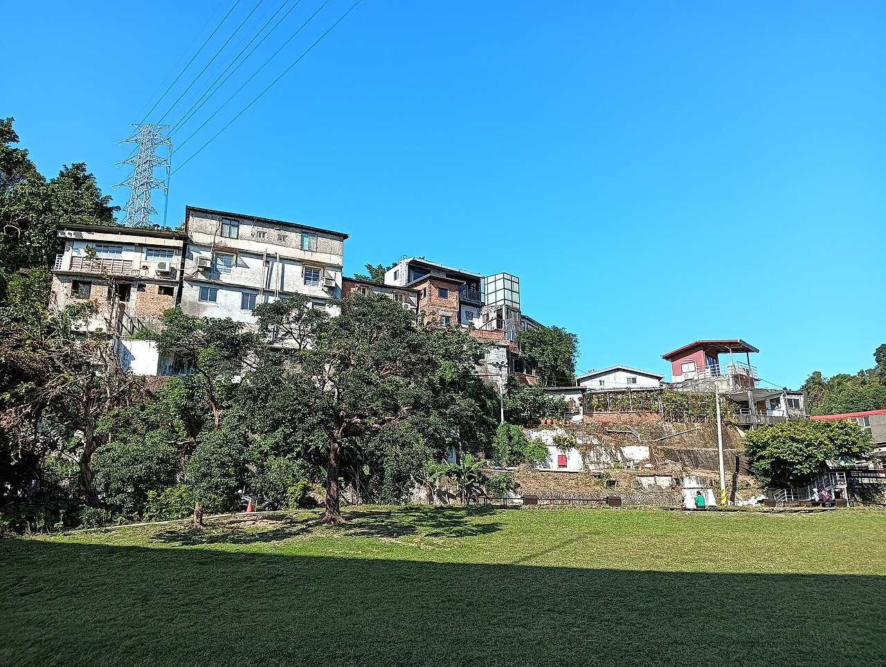2025年從草地望向寶藏巖山坡聚落